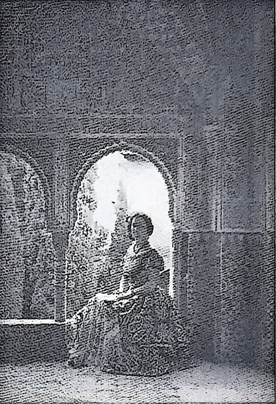 Emilia Llanos en el Mirador de Daraxa (Alhambra), fotografiada por Pelayo Mas en 1924