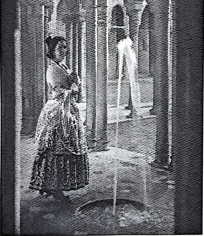 Emilia Llanos en el Patio de los Leones (Alhambra), fotografiada por Pelayo Mas en 1924